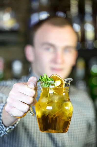 Jovem que trabalha como barman — Fotografia de Stock