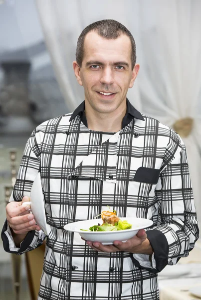 Koch bereitet Essen in der Küche zu — Stockfoto