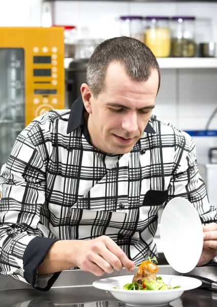 Koch bereitet Essen in der Küche zu — Stockfoto