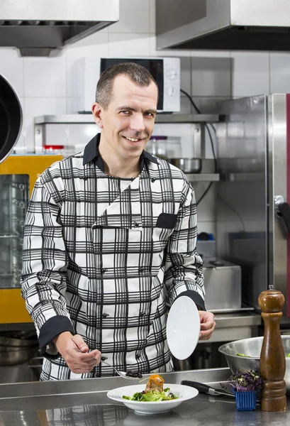 Koch bereitet Essen in der Küche zu — Stockfoto