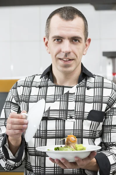 Chef preparar comida na cozinha — Fotografia de Stock