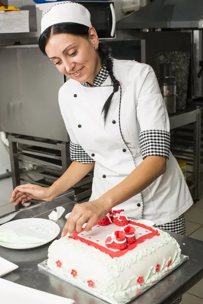 糕点厨师装饰蛋糕 — 图库照片