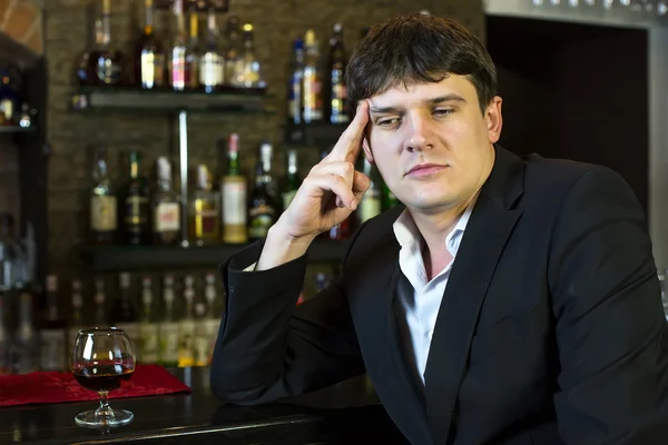 Man drinken koffie in het restaurant — Stockfoto