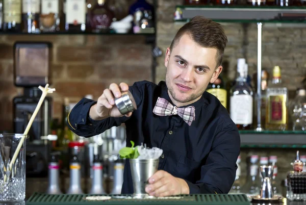 Junger Mann arbeitet als Barkeeper — Stockfoto