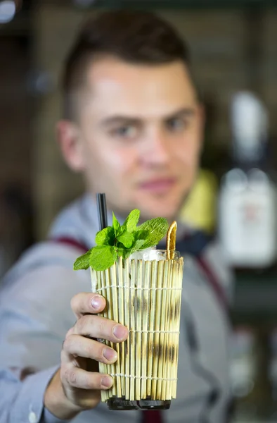 Jovem que trabalha como barman — Fotografia de Stock