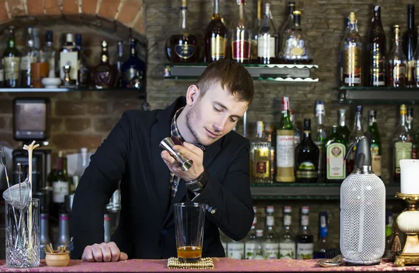 Ung man arbeta som bartender — Stockfoto