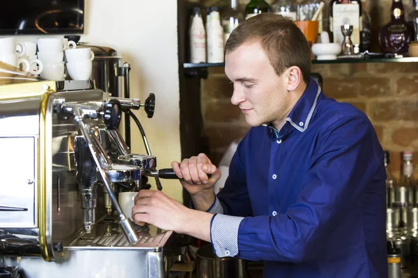 Giovane che lavora come barista — Foto Stock