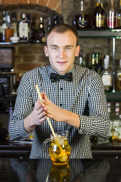 Jovem que trabalha como barman — Fotografia de Stock