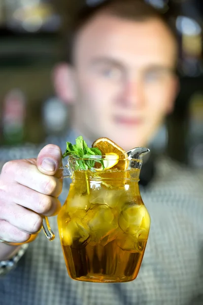 Jovem que trabalha como barman — Fotografia de Stock