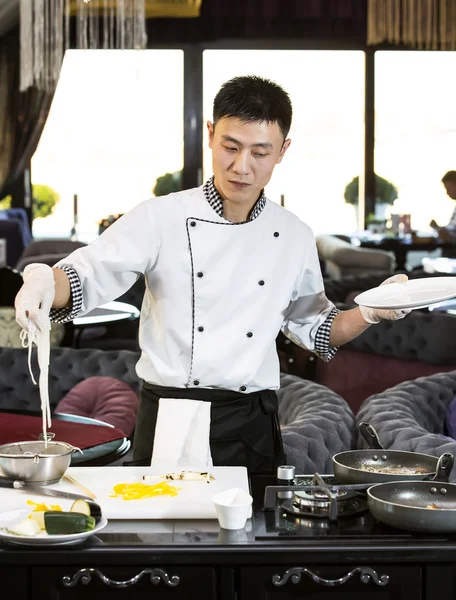 Japanischer Koch bereitet eine Mahlzeit zu — Stockfoto