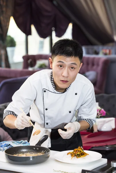 Japanese chef preparing a meal — Stock Photo, Image