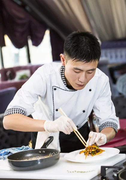 Japanese chef preparing a meal — Stock Photo, Image