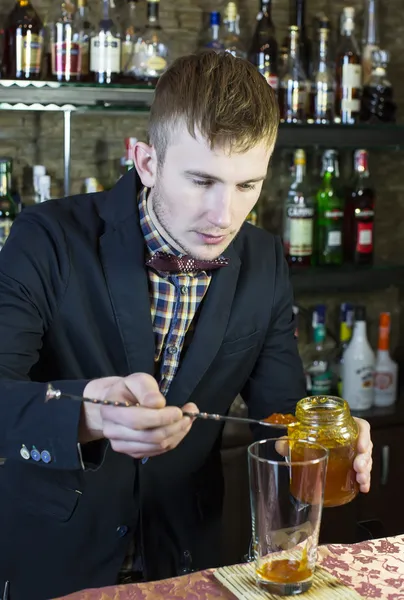 Mladý muž pracuje jako barman — Stock fotografie