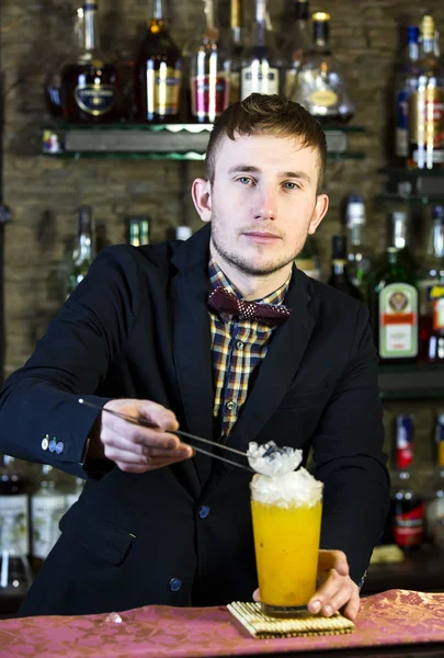 Jovem que trabalha como barman — Fotografia de Stock