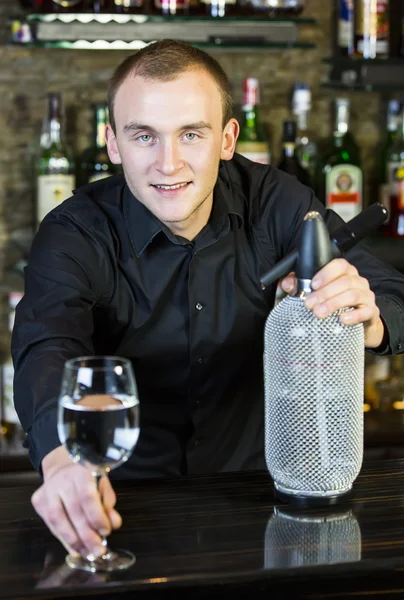 Junger Mann arbeitet als Barkeeper — Stockfoto