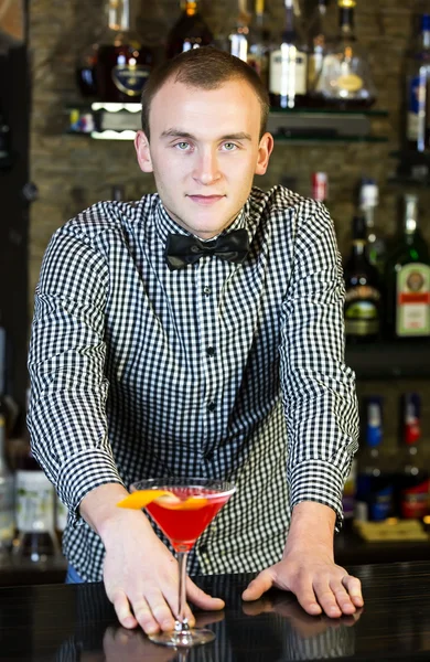 Ung mann jobber som bartender – stockfoto