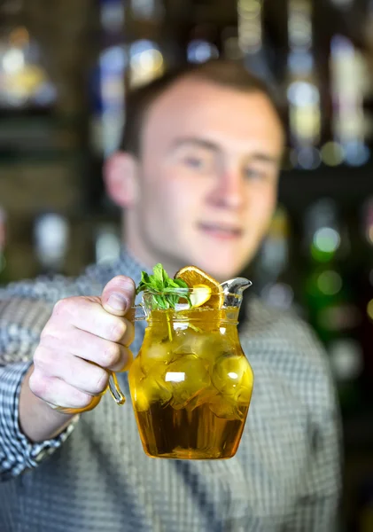 Jovem que trabalha como barman — Fotografia de Stock