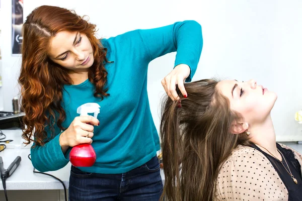 Mädchen in einem Schönheitssalon — Stockfoto