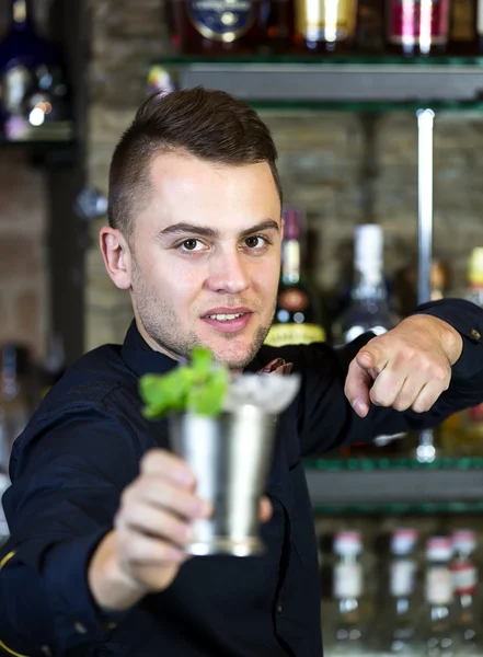 Junger Mann arbeitet als Barkeeper — Stockfoto