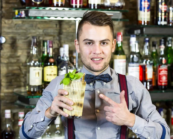 Junger Mann arbeitet als Barkeeper — Stockfoto