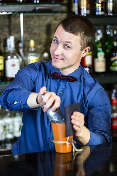 Junger Mann arbeitet als Barkeeper — Stockfoto