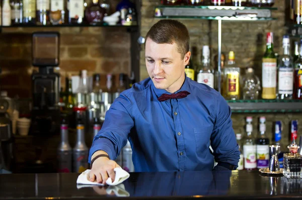 Junger Mann arbeitet als Barkeeper — Stockfoto