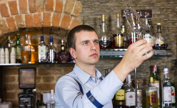 Giovane che lavora come barista — Foto Stock