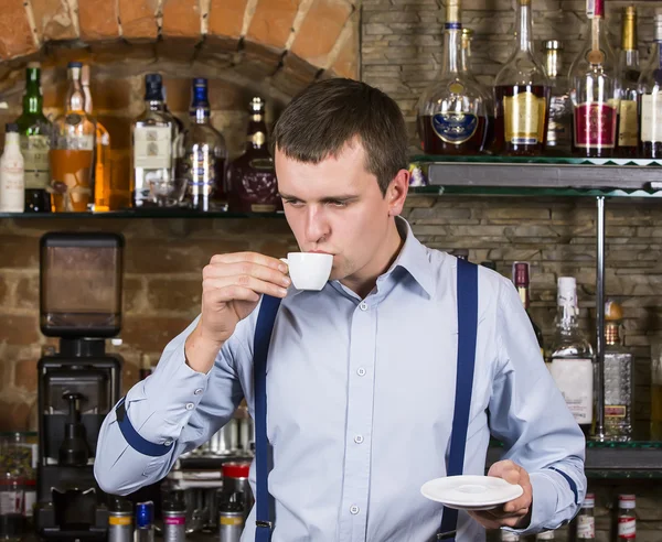 Jonge man die werkt als barman — Stockfoto