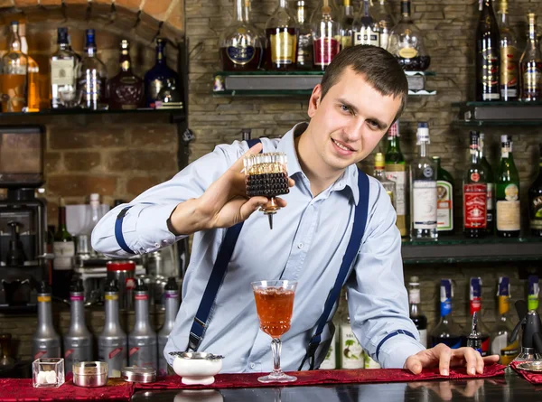 Junger Mann arbeitet als Barkeeper — Stockfoto