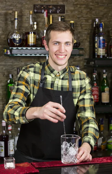 Junger Mann arbeitet als Barkeeper — Stockfoto