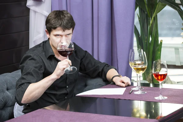 Genç adam, şarap tadımı tutar — Stok fotoğraf