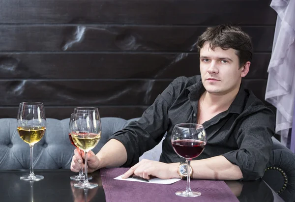 Młody człowiek posiada, degustacja wina — Zdjęcie stockowe