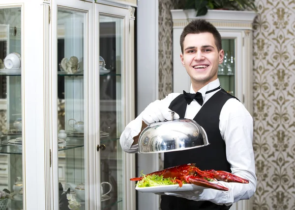 Servitör med en bricka med mat — Stockfoto