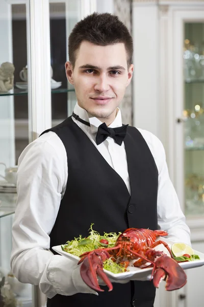 Kellner mit einem Tablett voller Essen — Stockfoto