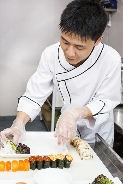 Japanse chef-kok met een plaat van sushi — Stockfoto