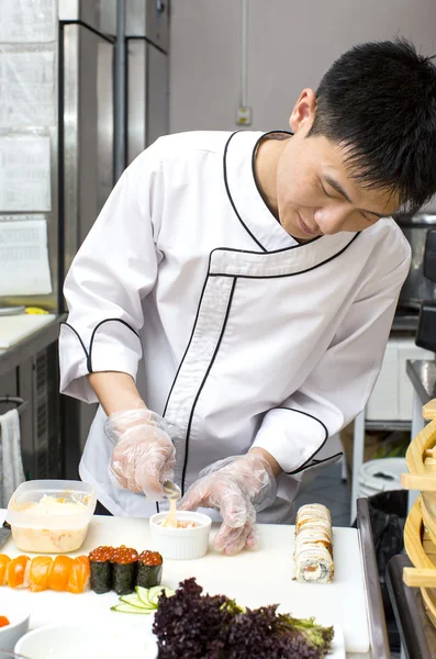 Bir plaka suşi Japon aşçı — Stok fotoğraf