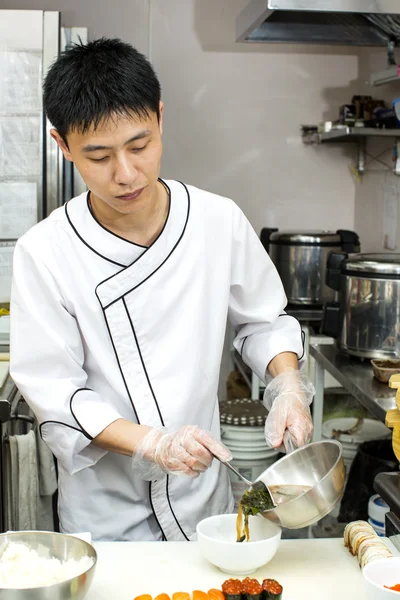 Japanse chef-kok met een plaat van sushi — Stockfoto