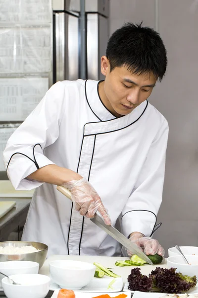 Japanse chef-kok met een plaat van sushi — Stockfoto