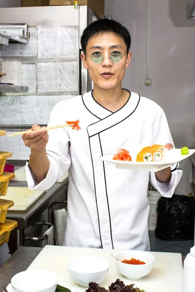 Japanese chef with a plate of sushi — Stock Photo, Image