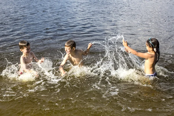 孩子们在水中嬉戏玩耍 — 图库照片