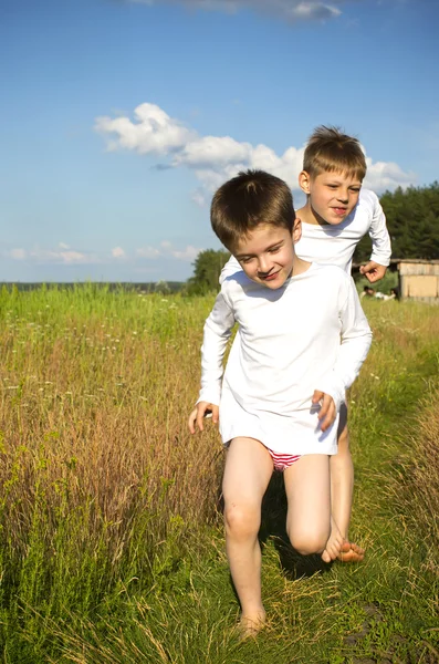 Jongen draait op het veld — Stockfoto