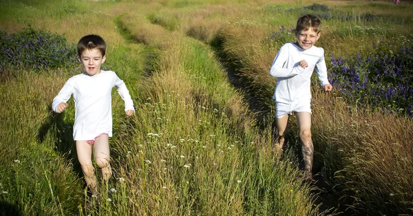 Ragazzo che corre sul campo — Foto Stock