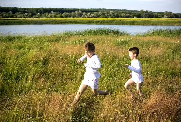 Ragazzo che corre sul campo — Foto Stock