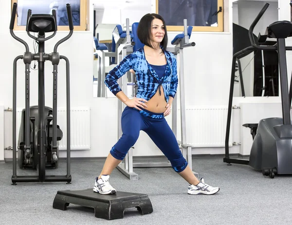 Junges Mädchen in der Turnhalle — Stockfoto