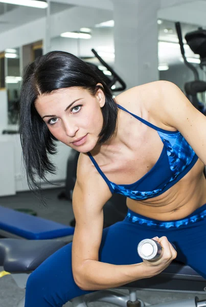 Jong meisje in de sportschool — Stockfoto