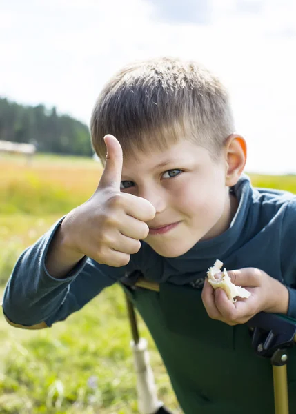 Ragazzo su una natura estiva — Foto Stock