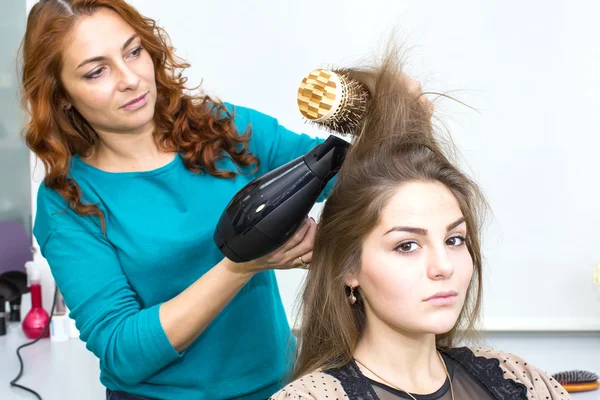 Femme dans un salon de beauté — Photo