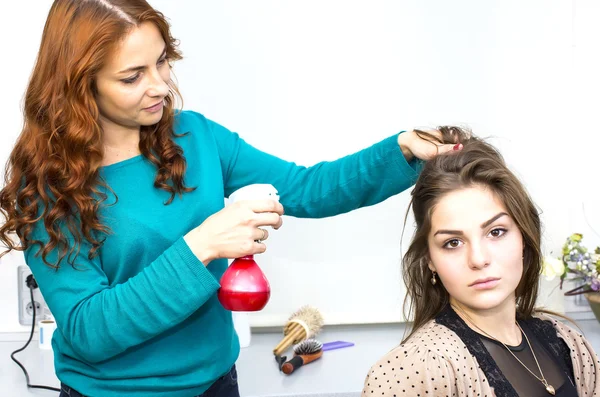 Mujer en un salón de belleza — Foto de Stock