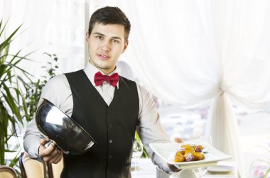 Garson bir tepsi gıda ile