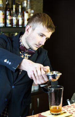 bir barmen olarak çalışan genç adam